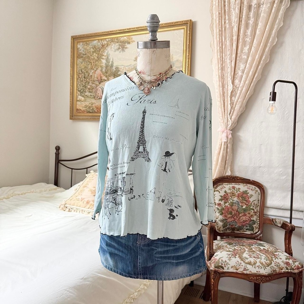 Paris Graphic Top  Y2K Paris graphic fits like a size medium to large
